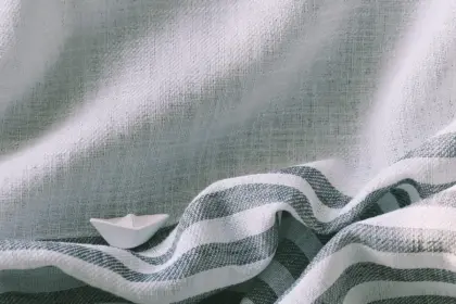 Hvordan monterer man en gardinskinne i et gipsloft?