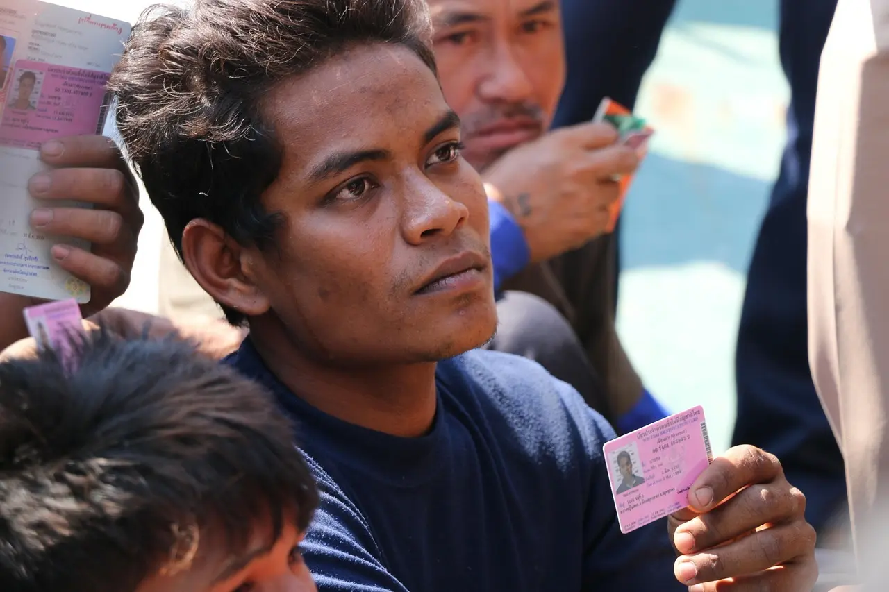 Skal jeg ringe tilbage til telefonnummer 63105986?